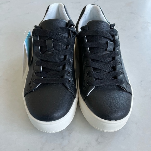 New Baretraps Nishelle Sneakers with Rebound Technology - Picture 7 of 11